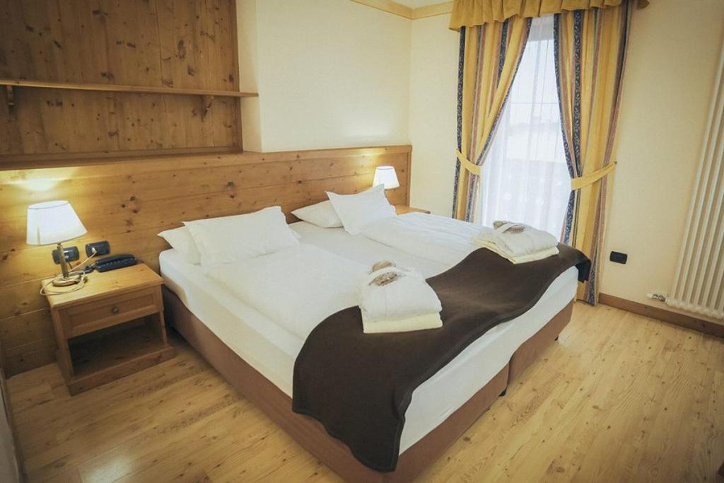 Hotel Al Parco โมเอนา ภายนอก รูปภาพ