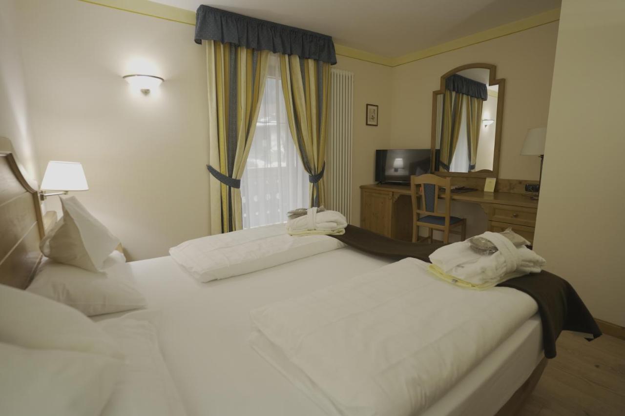 Hotel Al Parco โมเอนา ภายนอก รูปภาพ