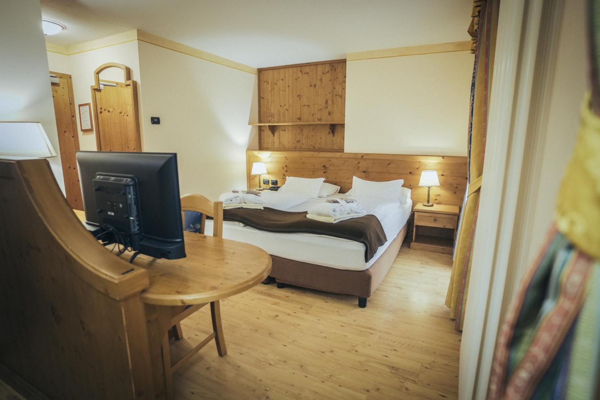 Hotel Al Parco โมเอนา ภายนอก รูปภาพ