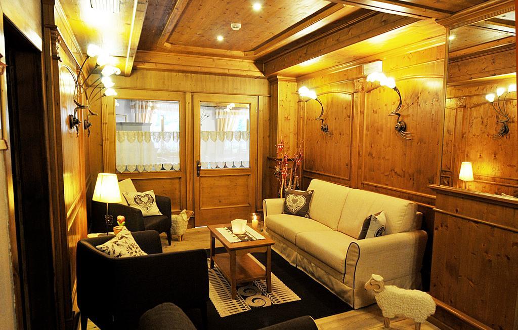 Hotel Al Parco โมเอนา ภายนอก รูปภาพ